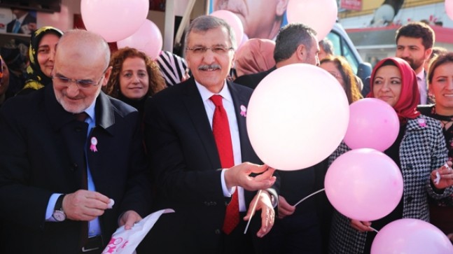 Murat Aydın ‘Dünya Kanser Günü’nde vatandaşlara pembe kurdele taktı!..