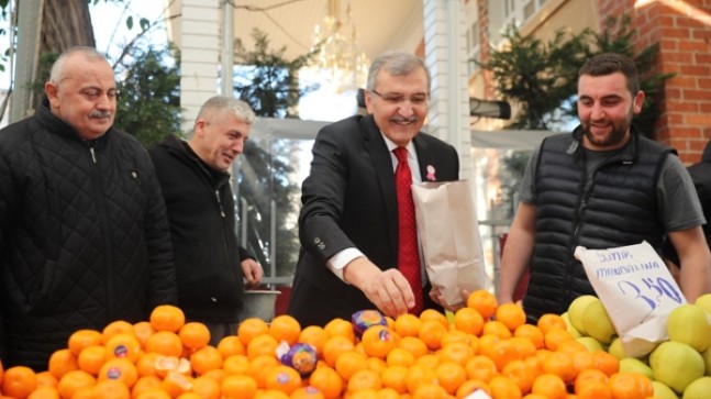 Başkan adayı Aydın pazarda tezgahın arkasına geçerek mandalina sattı!..