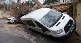 Beykoz’da istinat duvarı çöktü araçlar altında kaldı!..