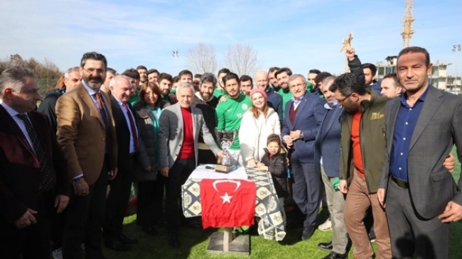 Ünlü oyuncu Pelin Karahan eşinin de oynadığı takımın şampiyonluk maçını izledi