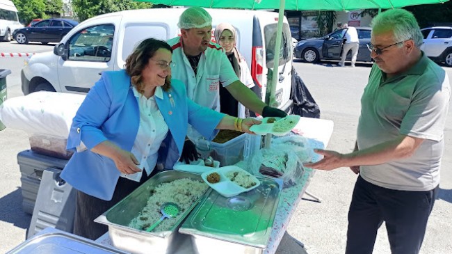 Gümüşsuyu Muhtarı Pilav Geleneğini Başlattı